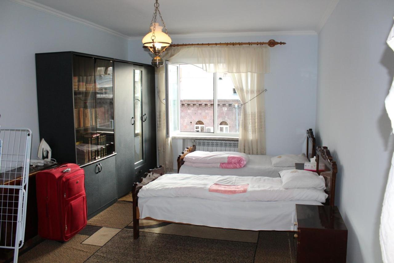Super Location - Shared Bathroom And Kitchen เยเรวาน ภายนอก รูปภาพ